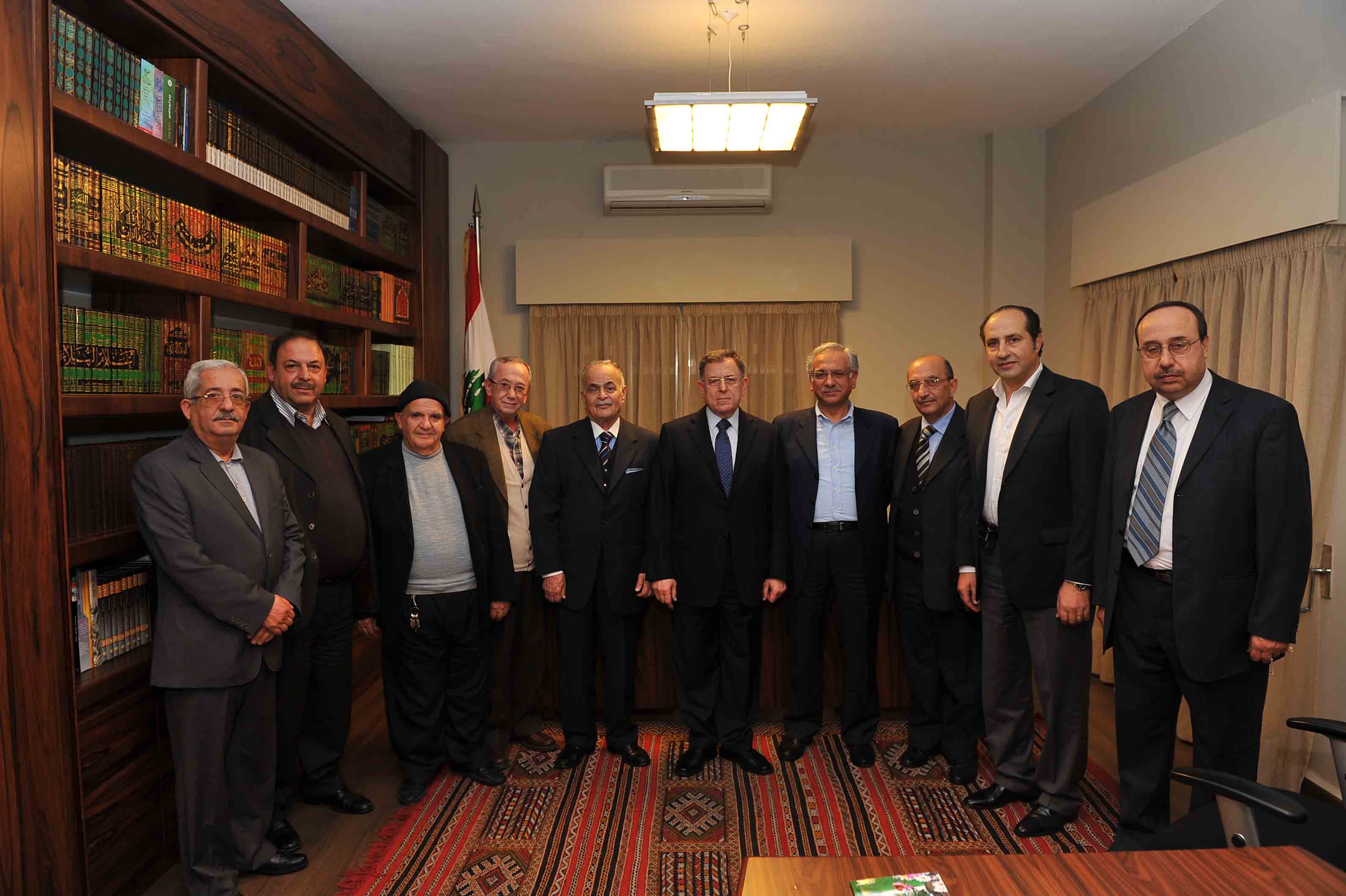 الرئيس السنيورة لدى استقباله وفد جمعية جامع البحر في مكتبه في الهلالية