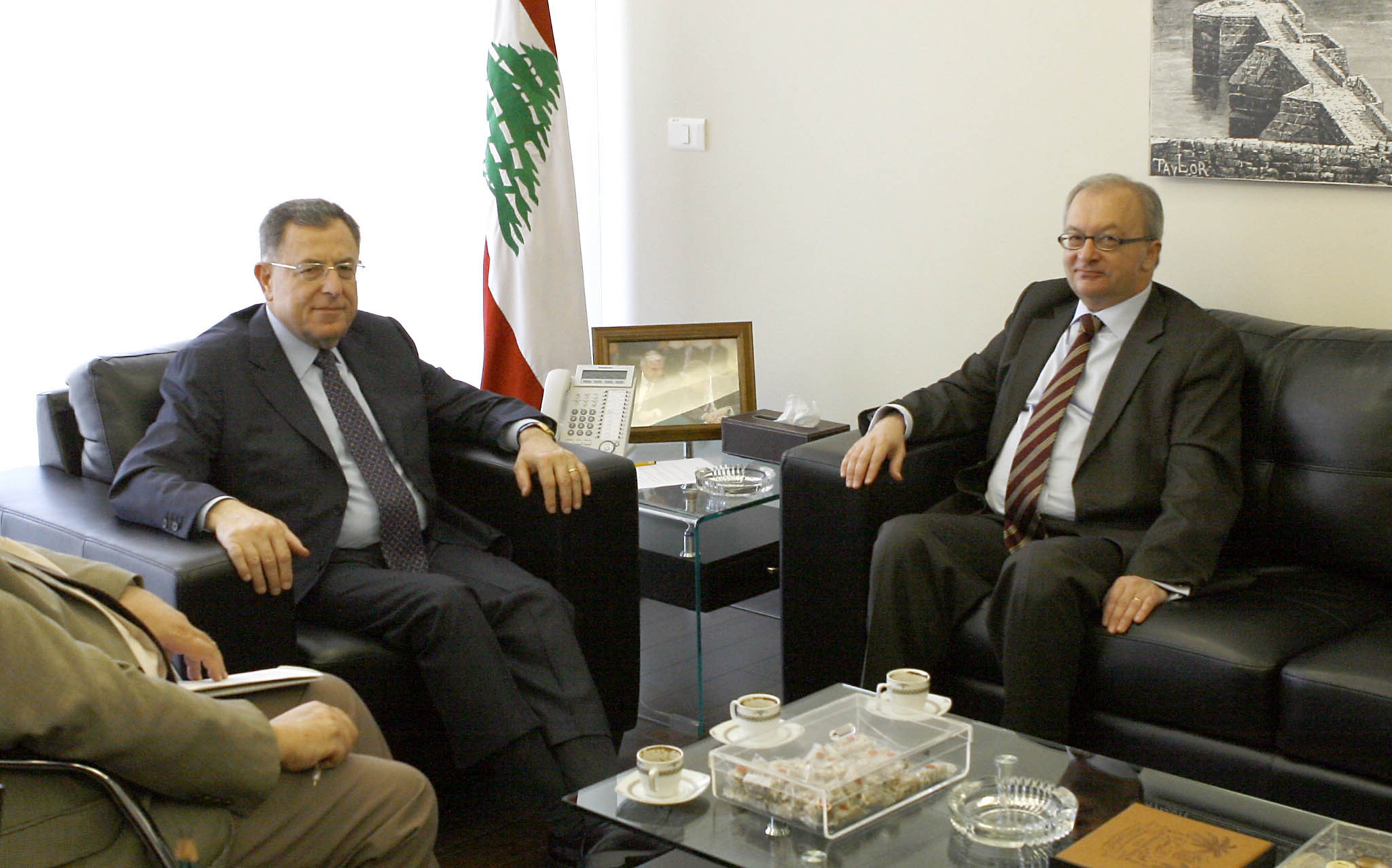 الرئيس السنيورة مجتمعاالى السفير التركي في بيروت