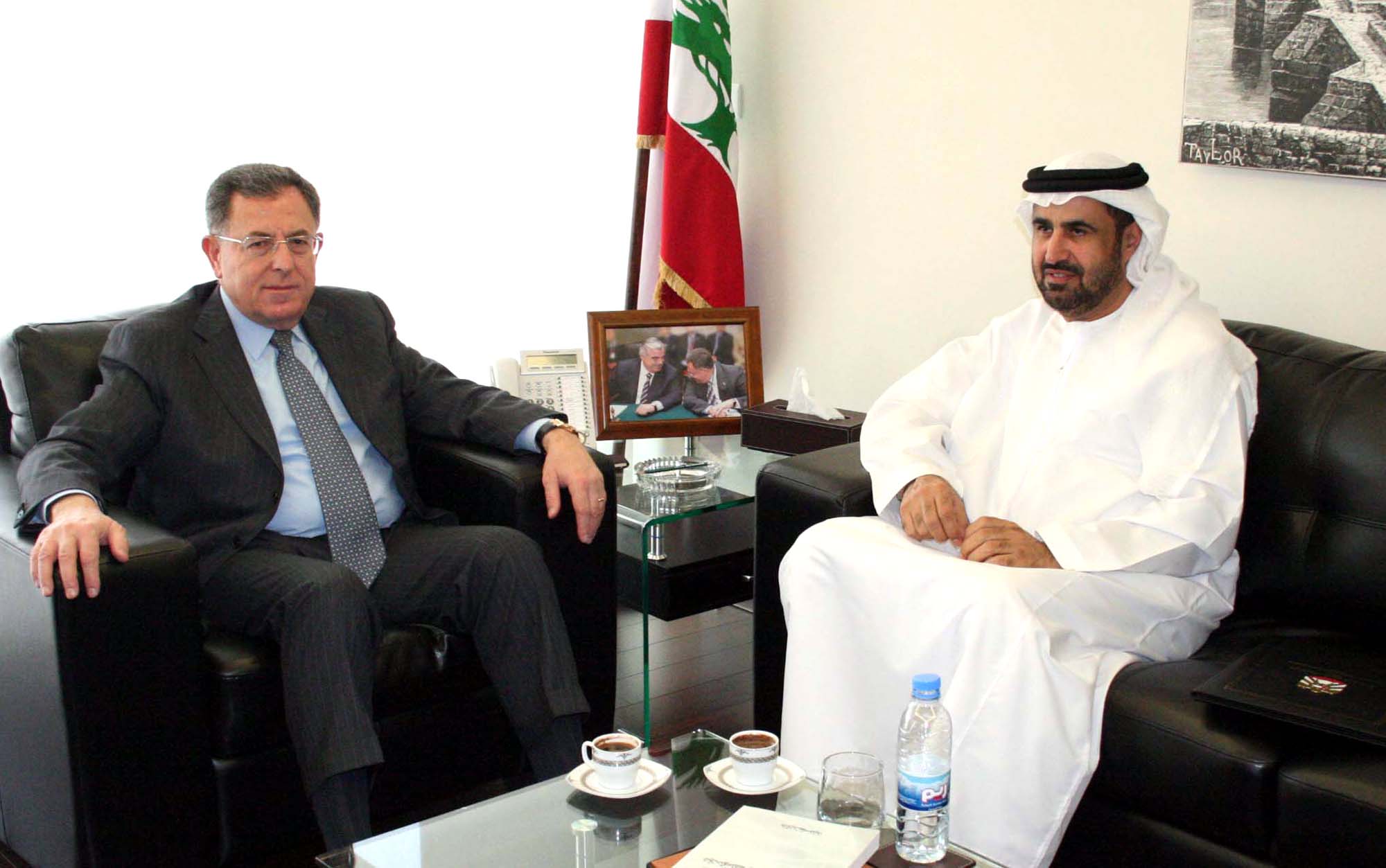 الرئيس السنيورة مستقبلا السفير الاماراتي