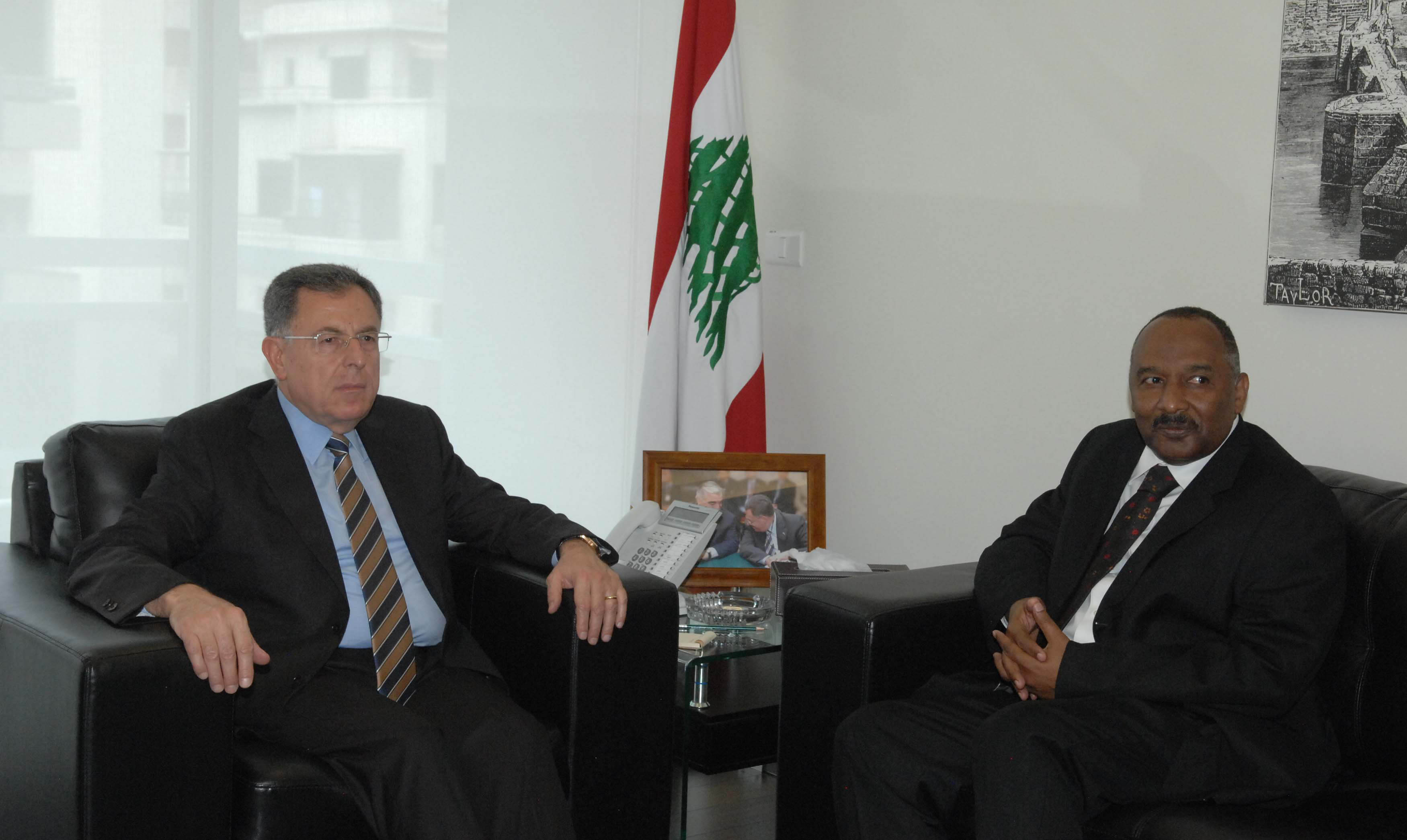 الرئيس السنيورة مستقبلا السفير السوداني