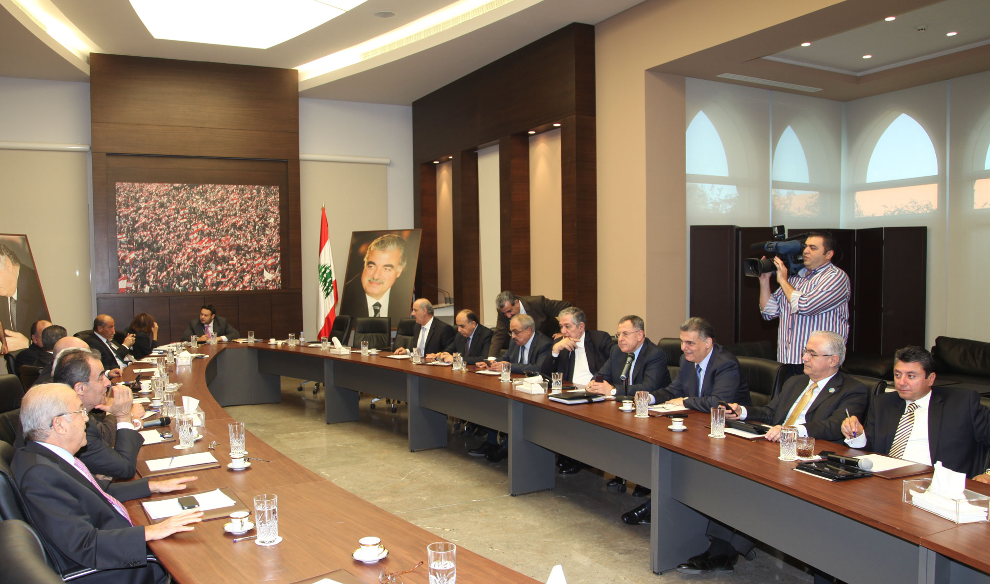 الكتلة في بيت الوسط