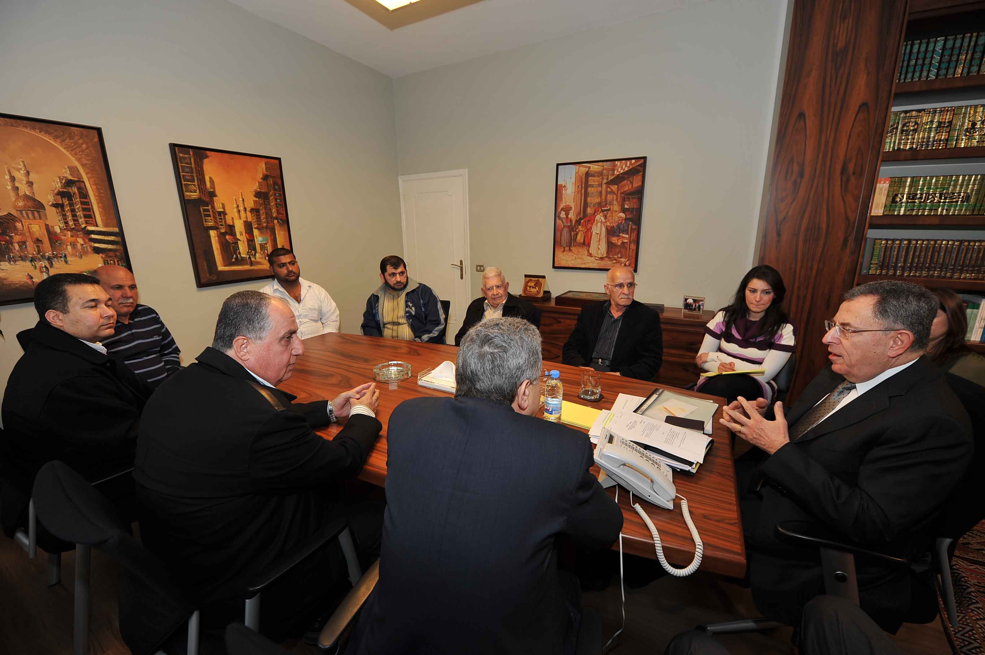 الرئيس السنيورة مع احد الوفود في مكتبه في الهلالية
