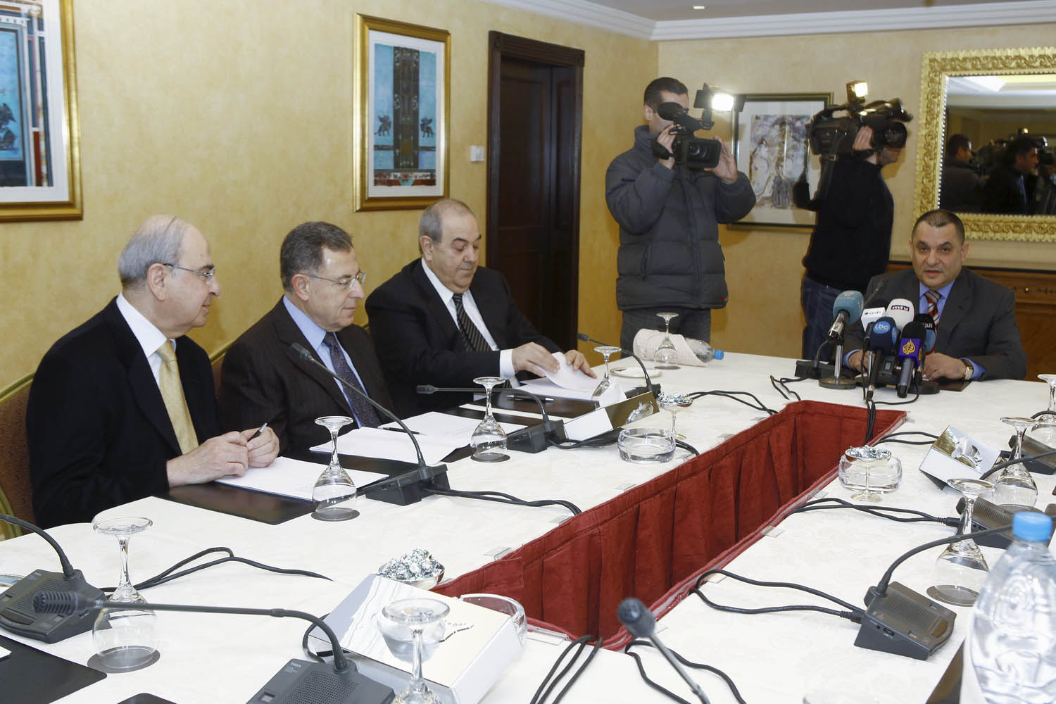 الرئيس السنيورة خلال الاجتماع بين اياد علاوي وطاهر المصري