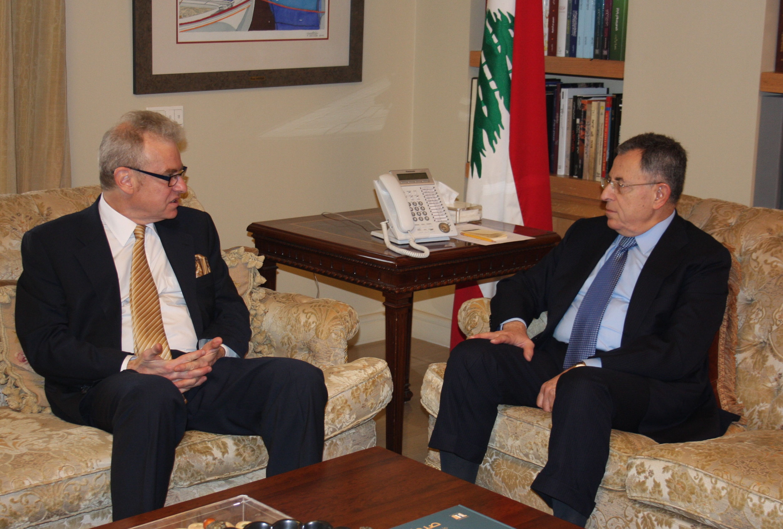 الرئيس السنيورة مستقبلا السفير الفرنسي 