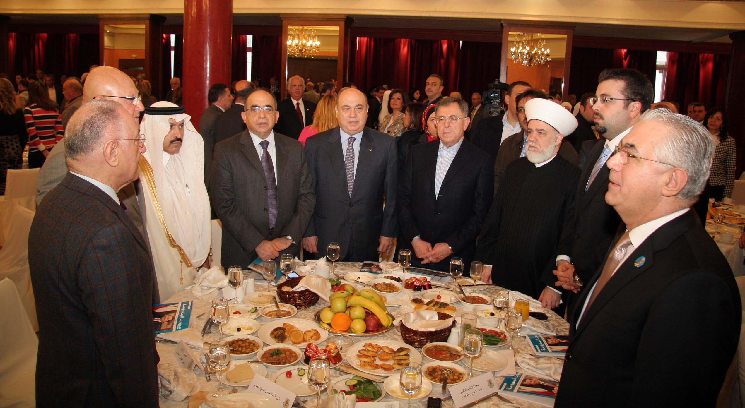 الرئيس السنيورة وبعض المشاركين في الترويقة