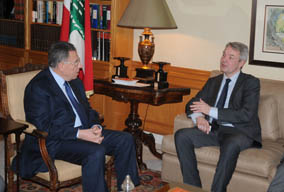 الرئيس السنيورة مستقبلا وزير التعاون الدولي  الفنلندي كريستوف هويسغان