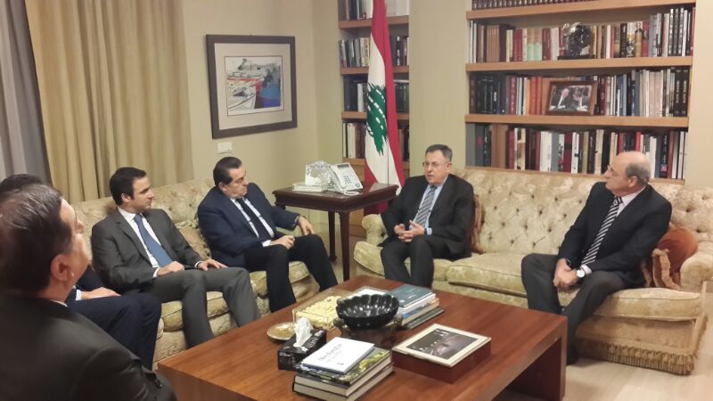 الرئيس السنيورة مجتمعا بوفد الشخصيات المسيحية المستقلة 