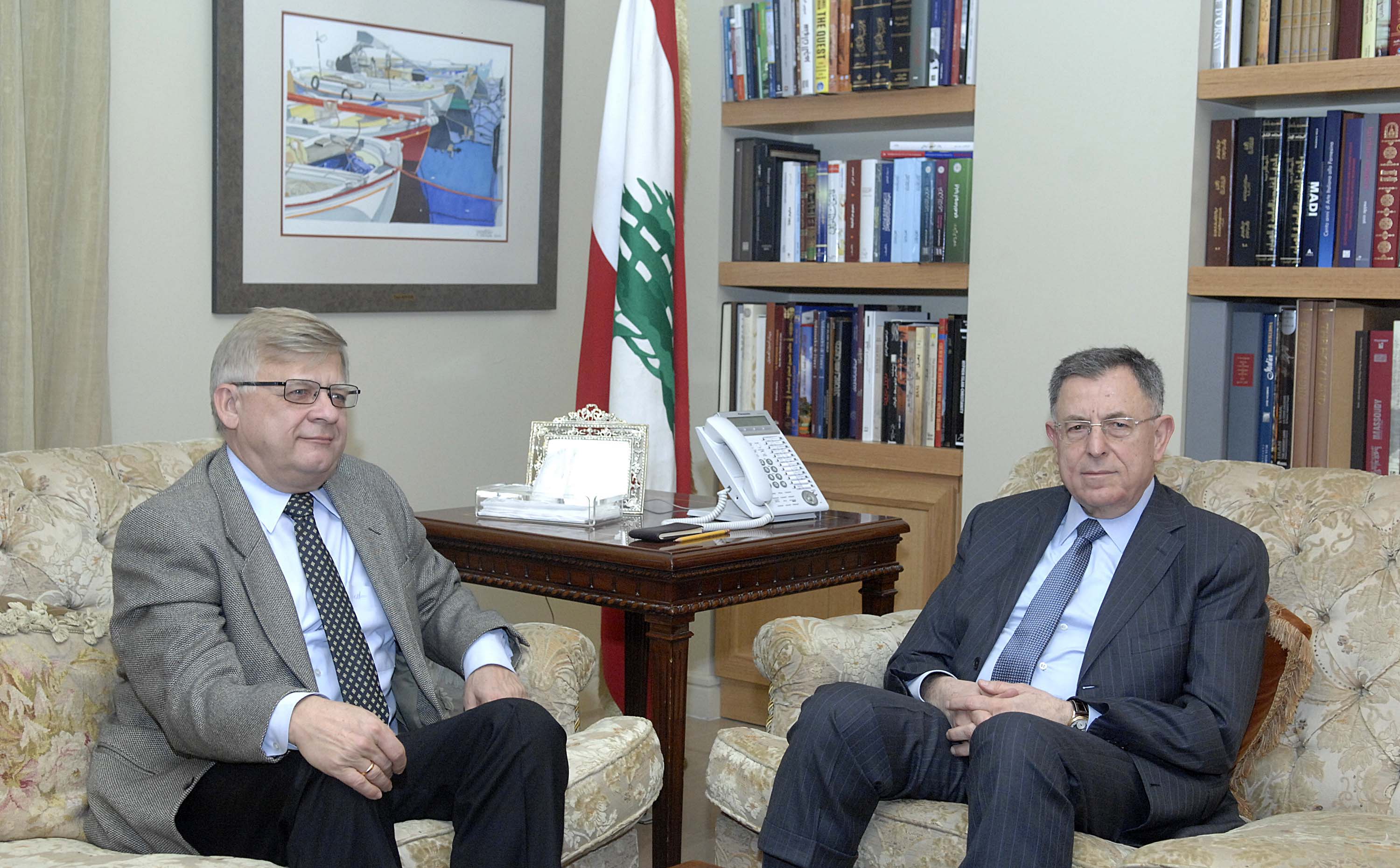 الرئيس السنيورة مستقبلا السفير الروسي 